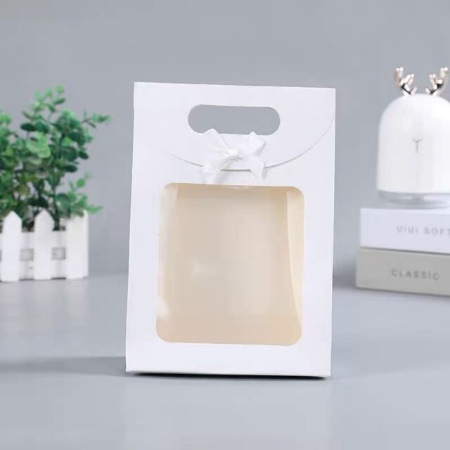 Túi trắng đựng quà