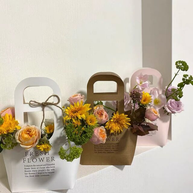 Túi xách giấy cắm hoa tặng 8/3 chữ fresh